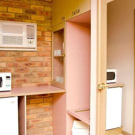 Pines Country Club Motor Inn Шеппартон Номер фото