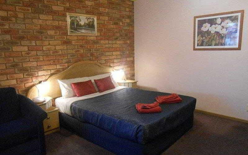 Pines Country Club Motor Inn Шеппартон Экстерьер фото